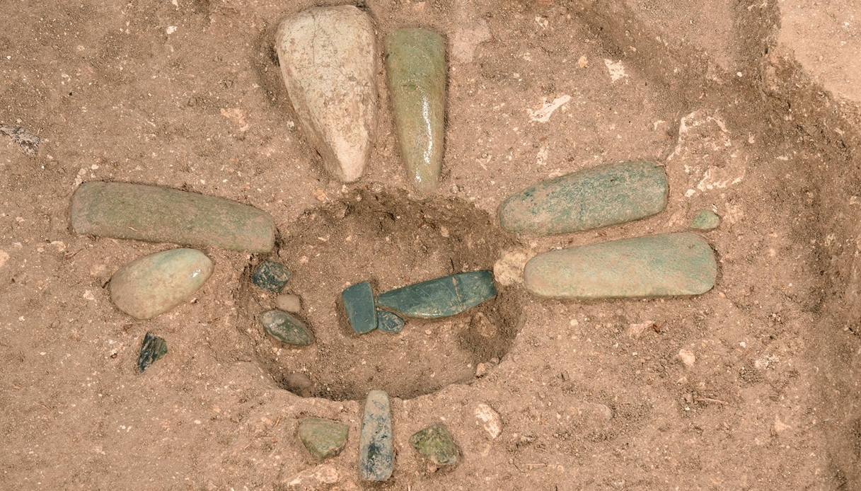 Ornamenti e utensili in giada nello scavo