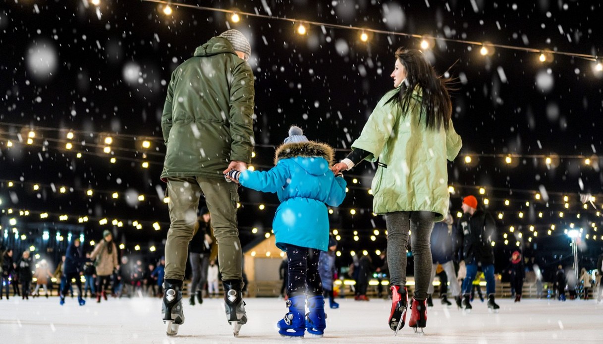 Le piste di pattinaggio più belle a Natale 2025: tra magia e ghiaccio