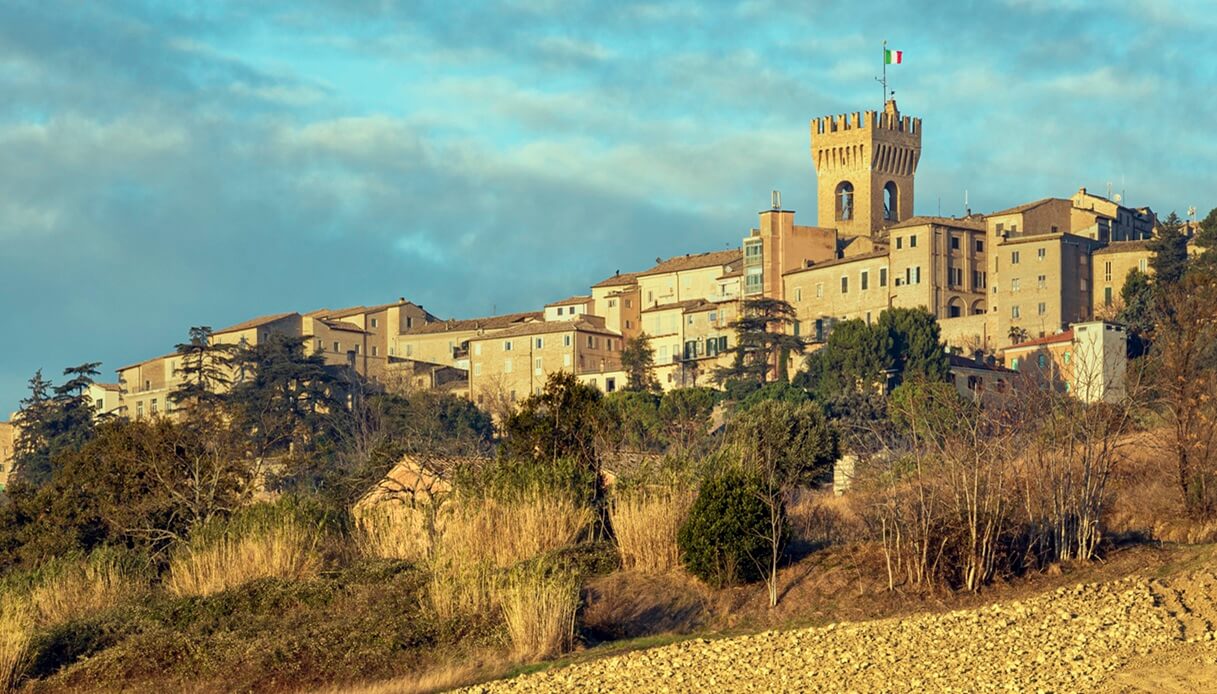 Recanati tra vicoli, nebbia e poesia: un viaggio nel borgo di Leopardi