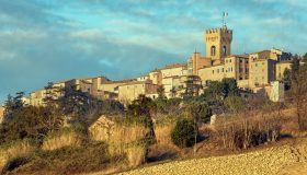Recanati tra vicoli, nebbia e poesia: un viaggio nel borgo di Leopardi