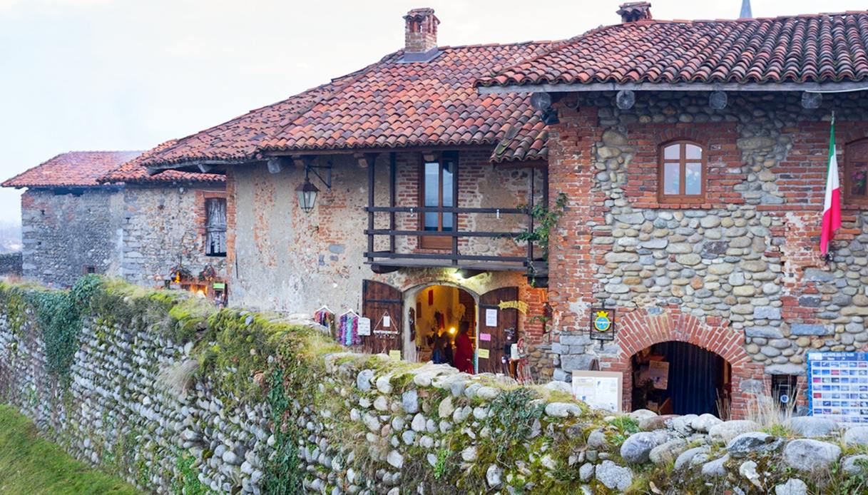 Il Borgo di Babbo Natale illumina di magia il Ricetto di Candelo