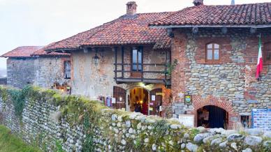 Il Borgo di Babbo Natale illumina di magia il Ricetto di Candelo