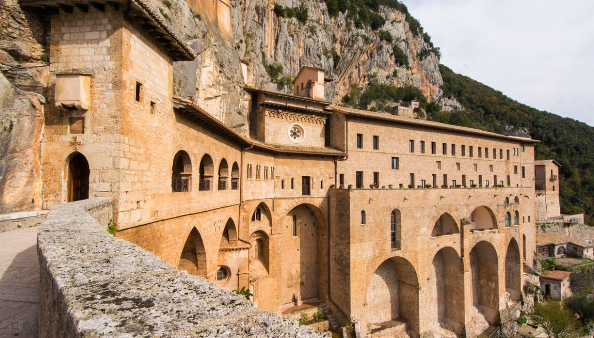 Sacro Speco di San Benedetto, il monastero aggrappato alla montagna e che sfida il vuoto