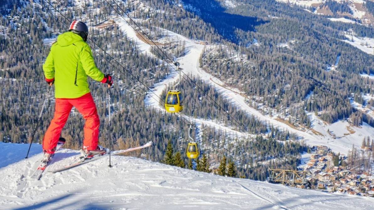 Skipass 2025/26, sciare in Italia costerà di più: prezzi fino a 86 euro al giorno