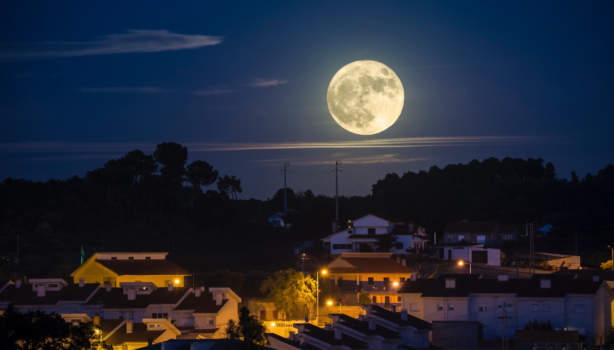 https://siviaggia.it/wp-content/uploads/sites/2/2025/11/Superluna.jpg