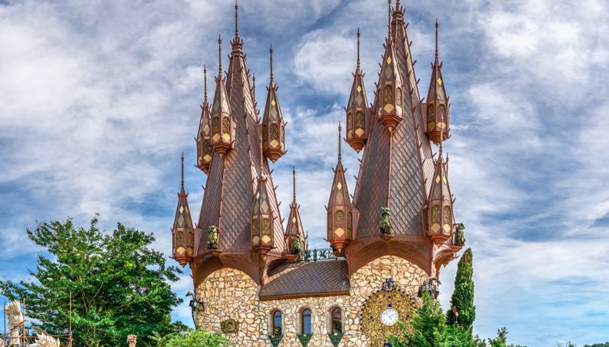 Particolare delle torri all'entrata del Castello di Ravadinovo