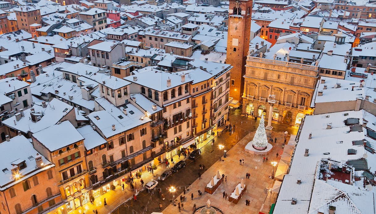 https://siviaggia.it/wp-content/uploads/sites/2/2025/11/Verona-Piazza-delle-Erbe-Natale-2.jpg