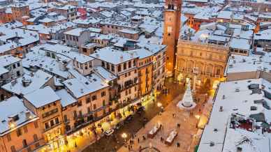 Verona si veste a festa: luci, mercatini di Natale e magia delle feste