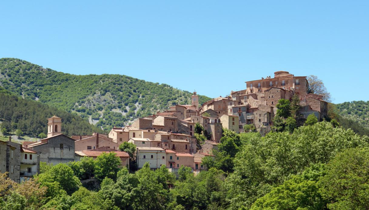 Villalago, il borgo sospeso tra eremi, laghi turchesi e silenzi d’Abruzzo