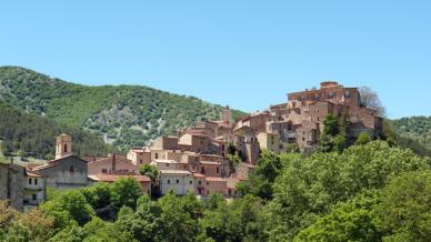Villalago, il borgo sospeso tra eremi, laghi turchesi e silenzi d’Abruzzo