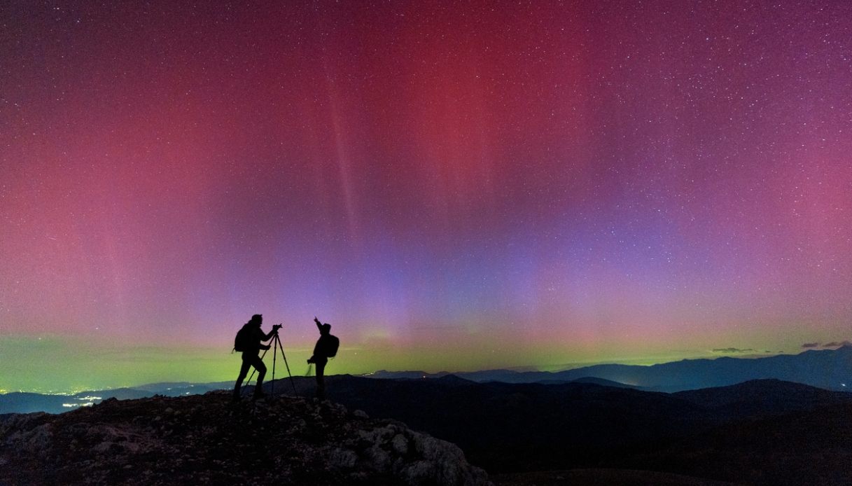 Sotto cieli incantati: l’aurora boreale in Italia illumina la notte nel 2025