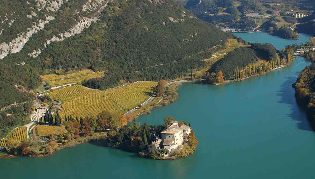 Castello di Toblino, il maniero che spunta dalle nebbie del lago come per magia