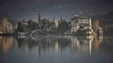 Castello di Toblino, il maniero che spunta dalle nebbie del lago come per magia