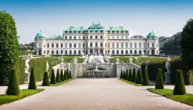 Il Castello del Belvedere, dove il barocco incontra il bacio più famoso al mondo