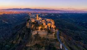 Natale a Civita di Bagnoregio: il presepe vivente più suggestivo d’Italia in un borgo sospeso