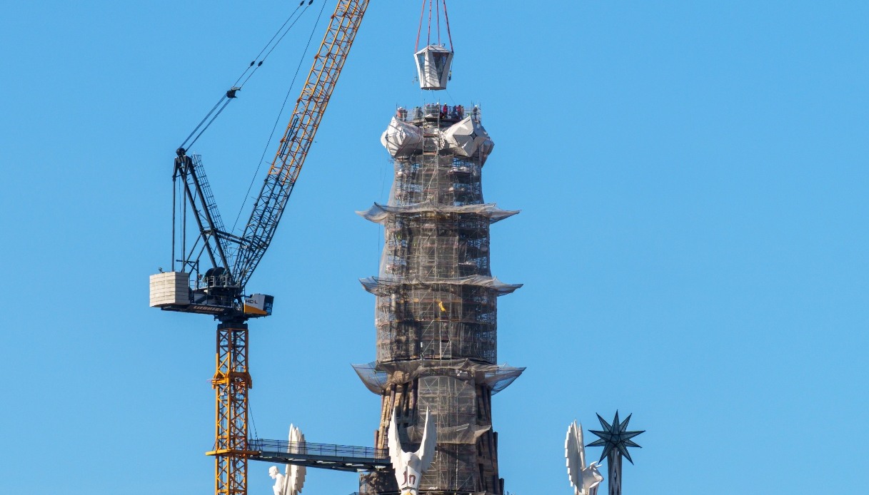 Completata la torre di Ges&ugrave; Cristo con il braccio superiore della croce de la Sagrada Fam&iacute;lia 