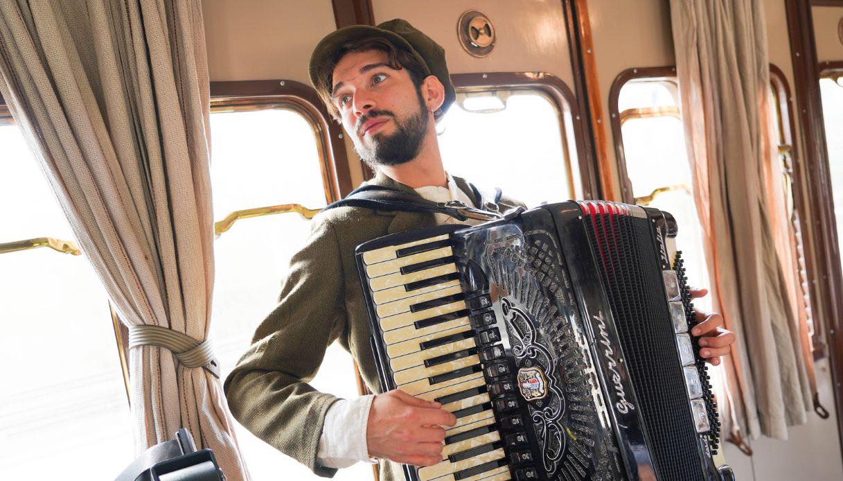 Musicista su un treno storico in Sicilia