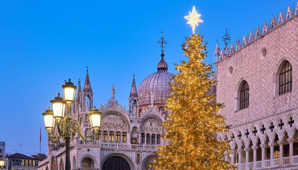 https://siviaggia.it/wp-content/uploads/sites/2/2025/11/natale-venezia.jpg