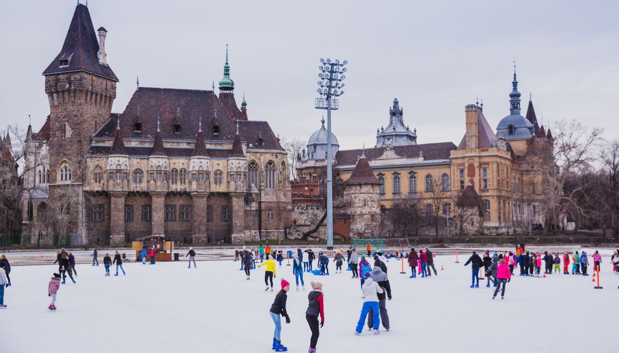 Persone pattinano sulla pista di pattinaggio a Budapest, di fronte al castello Vajdahunyad