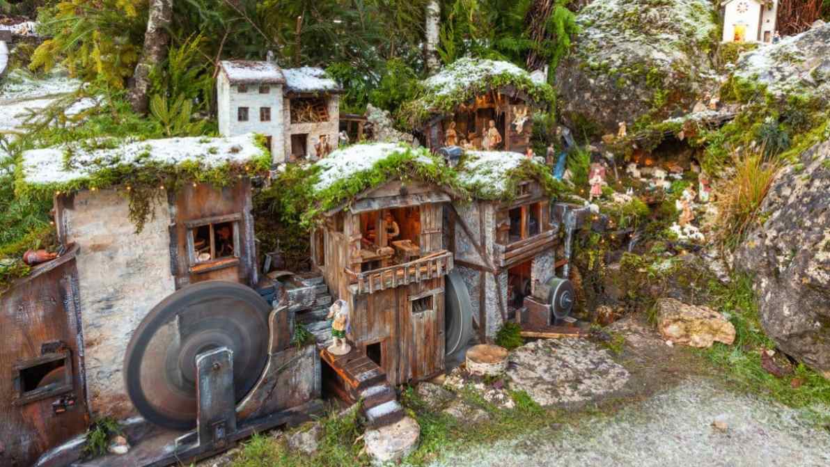 Natale a Toirano: il borgo dei presepi che si accendono tra i caruggi