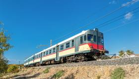 Il treno storico che fa scoprire la Valle dei Templi in Sicilia unendo teatro, letteratura e musica