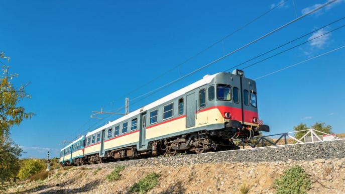 Il treno storico che fa scoprire la Valle dei Templi in Sicilia unendo teatro, letteratura e musica