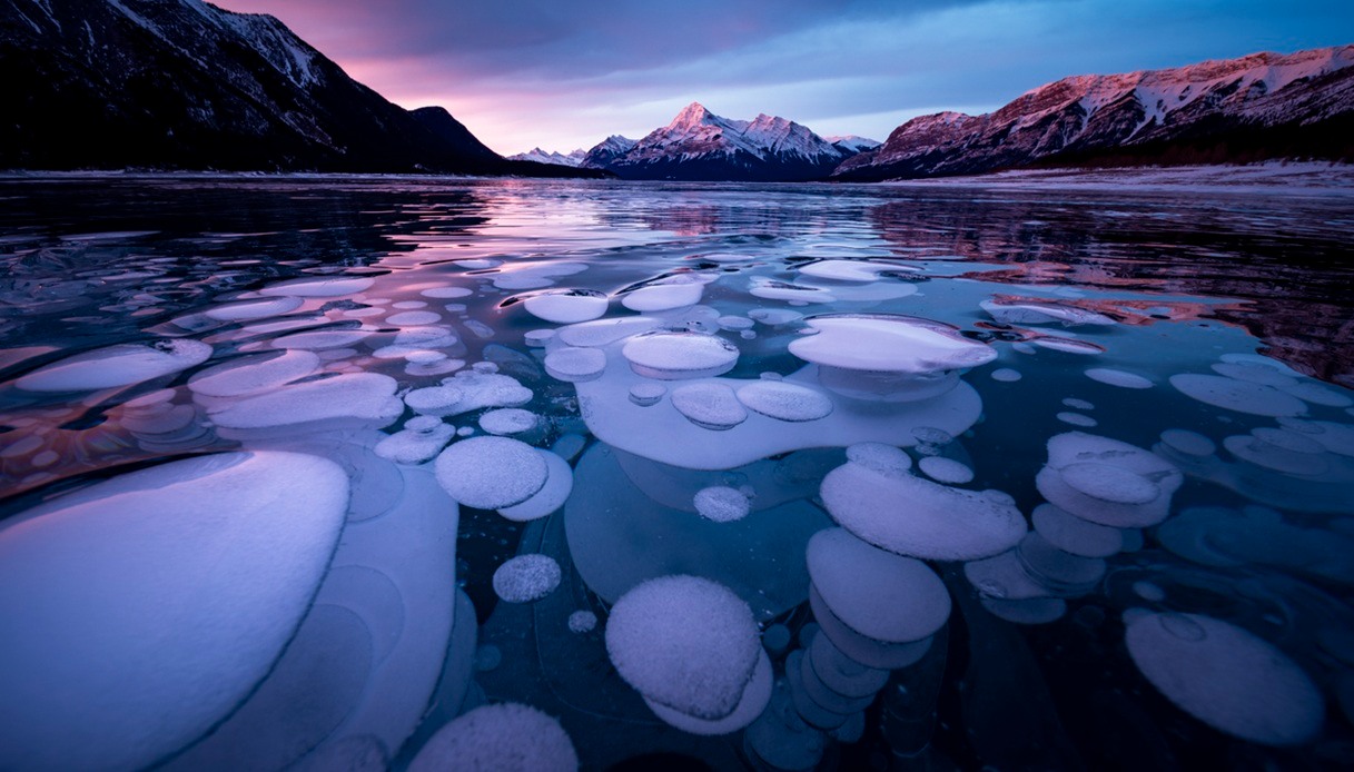 Abraham Lake al tramonto con le sue bolle ghiacciate