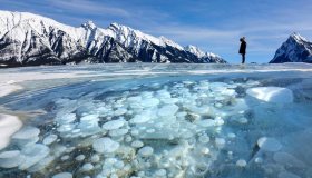 Abraham Lake, il lago con le bolle ghiacciate del Canada che nasconde un segreto