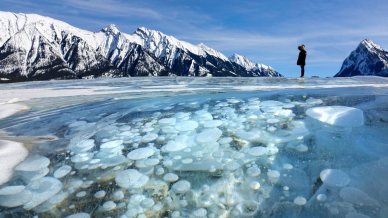 Abraham Lake, il lago con le bolle ghiacciate del Canada che nasconde un segreto
