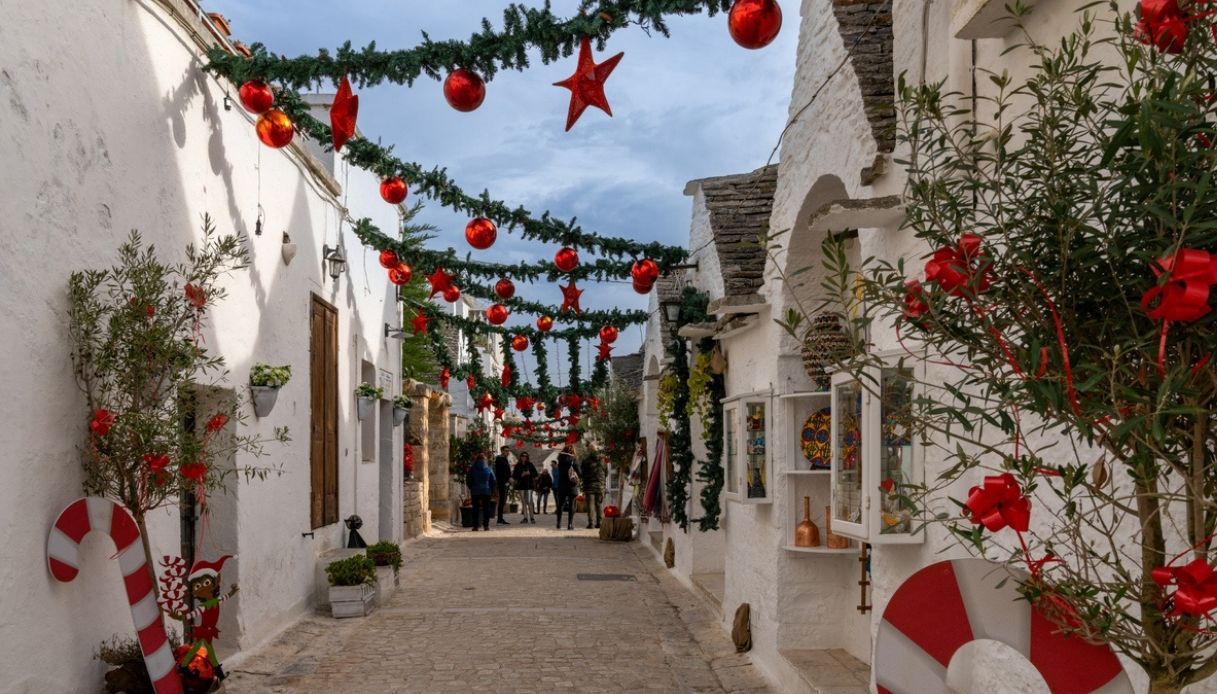 Alberobello con gli addobbi natalizi