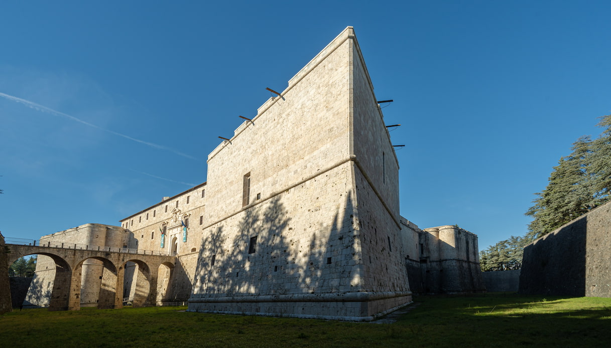 https://siviaggia.it/wp-content/uploads/sites/2/2025/12/Castello-dellAquila-Abruzzo-1.jpg