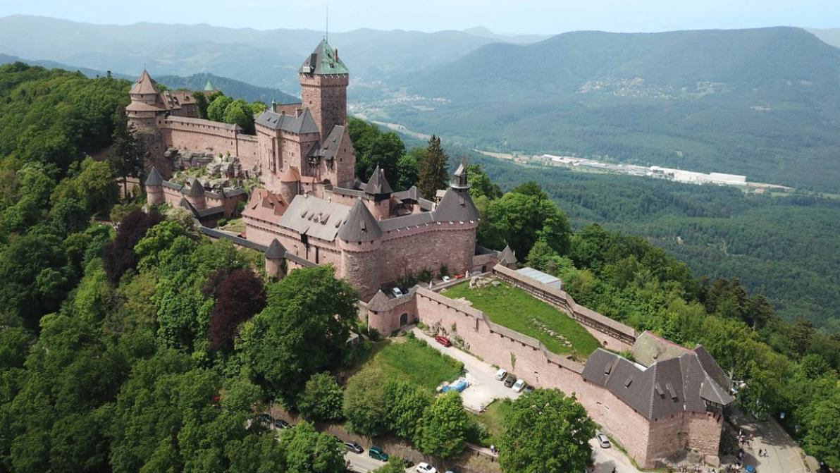 Haut-Koenigsbourg, la fortezza che domina l’Alsazia tra imperi, vigneti e montagne d’Europa