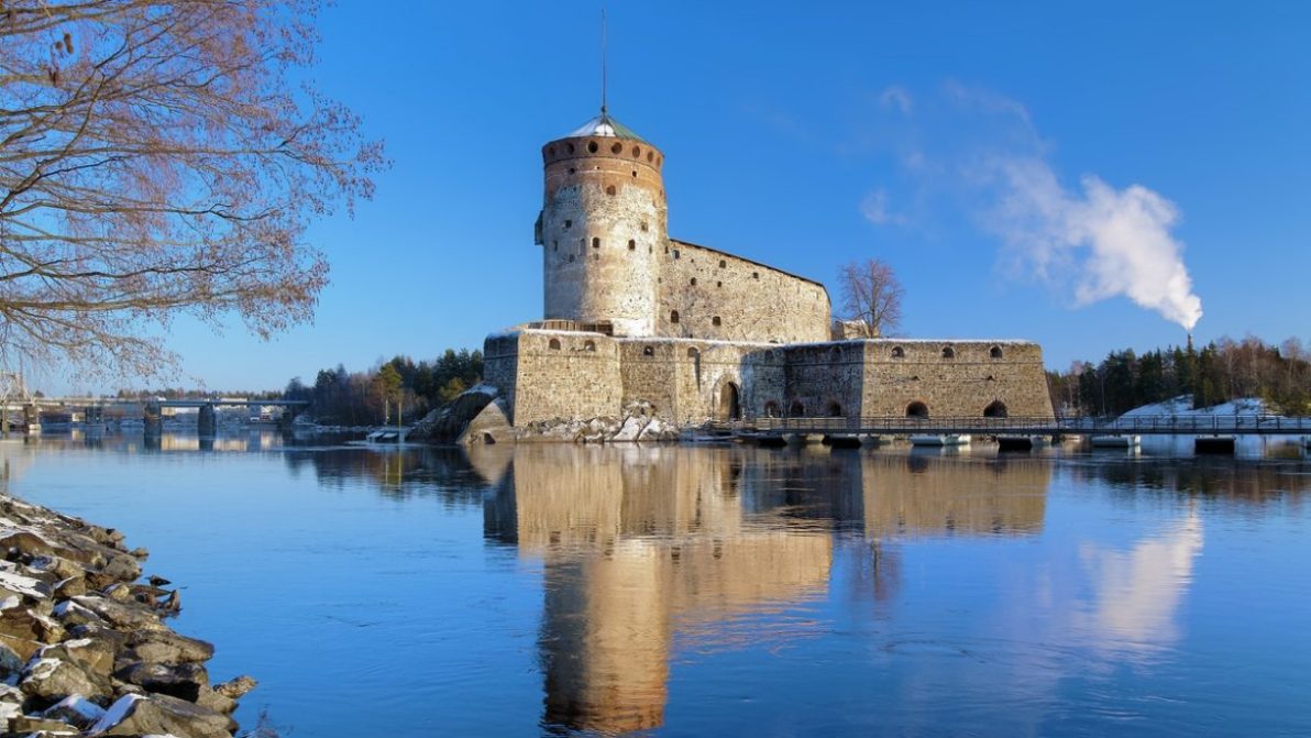 Castello di Olavinlinna: il sogno medievale che emerge dalle acque della Finlandia