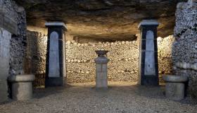 Catacombe di Parigi, viaggio nelle viscere della Capitale per scoprire una città fatta di pietra e ossa