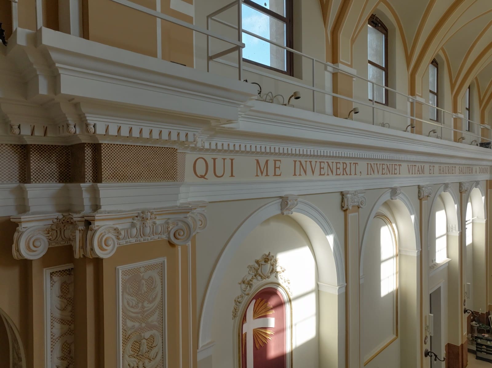 Dettagli della navata unica della Chiesa di Pennisi, Acireale, dopo il restauro