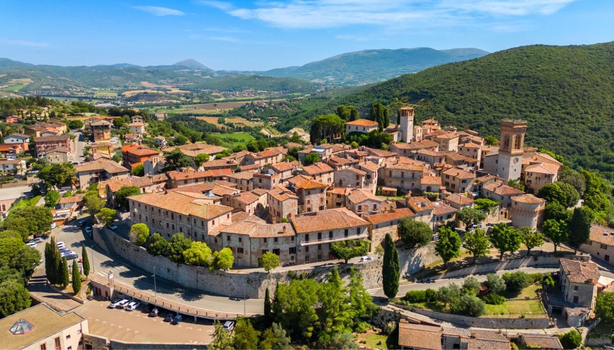 Corciano è un borgo di mura possenti e vicoli che si stringono in una spirale medievale