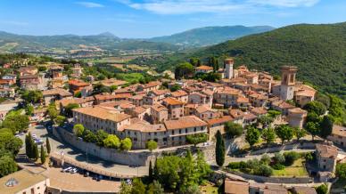 Corciano è un borgo di mura possenti e vicoli che si stringono in una spirale medievale