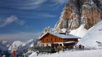 Skipass sempre più cari, la nuova indagine svela dove sciare costa di più