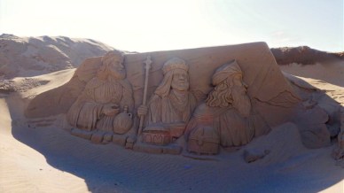 Il presepe di sabbia più famoso d’Europa è su un’isola dove a Natale è sempre primavera