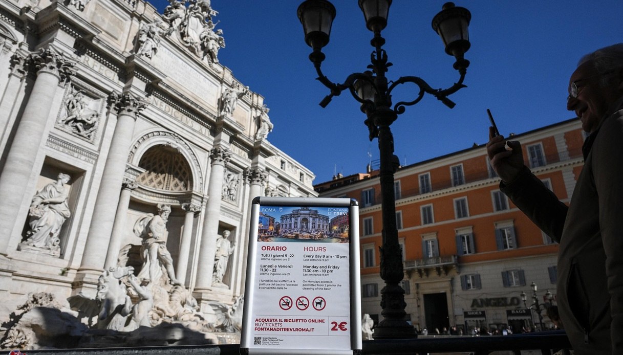 Fontana Trevi a pagamento: nuove regole per visitarla