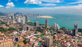 Viaggio a George Town, l’anima ruvida della Malesia meno conosciuta, tra templi, memorie e vernice fresca