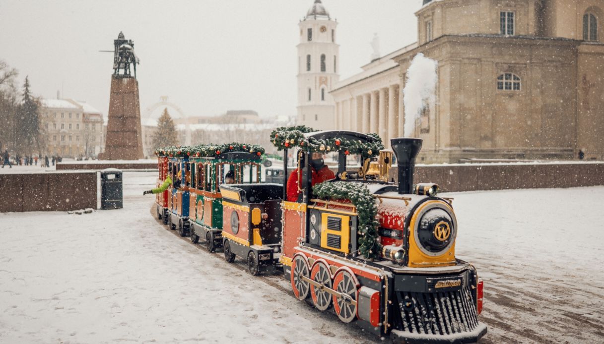 Trenino di Natale sotto la neve a Vilnius, Lituania