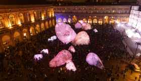 A Bologna sono comparse rocce gigantesche in piazza che si illuminano di sera (e fanno discutere)