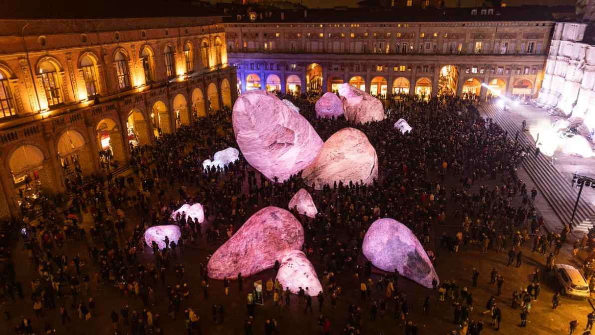 A Bologna sono comparse rocce gigantesche in piazza che si illuminano di sera (e fanno discutere)
