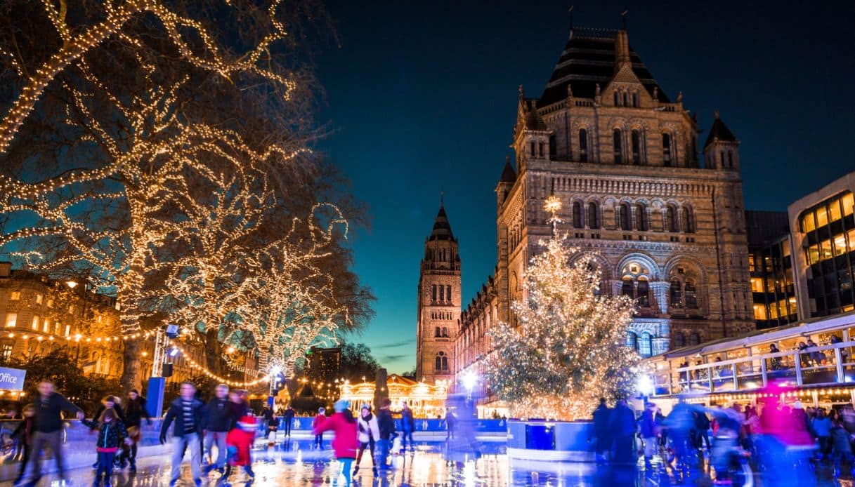 Persone sulla pista di pattinaggio su ghiaccio per Natale a Londra
