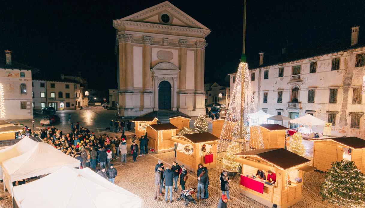 Mercatino natalizio di fronte alla chiesa a Mel, Belluno