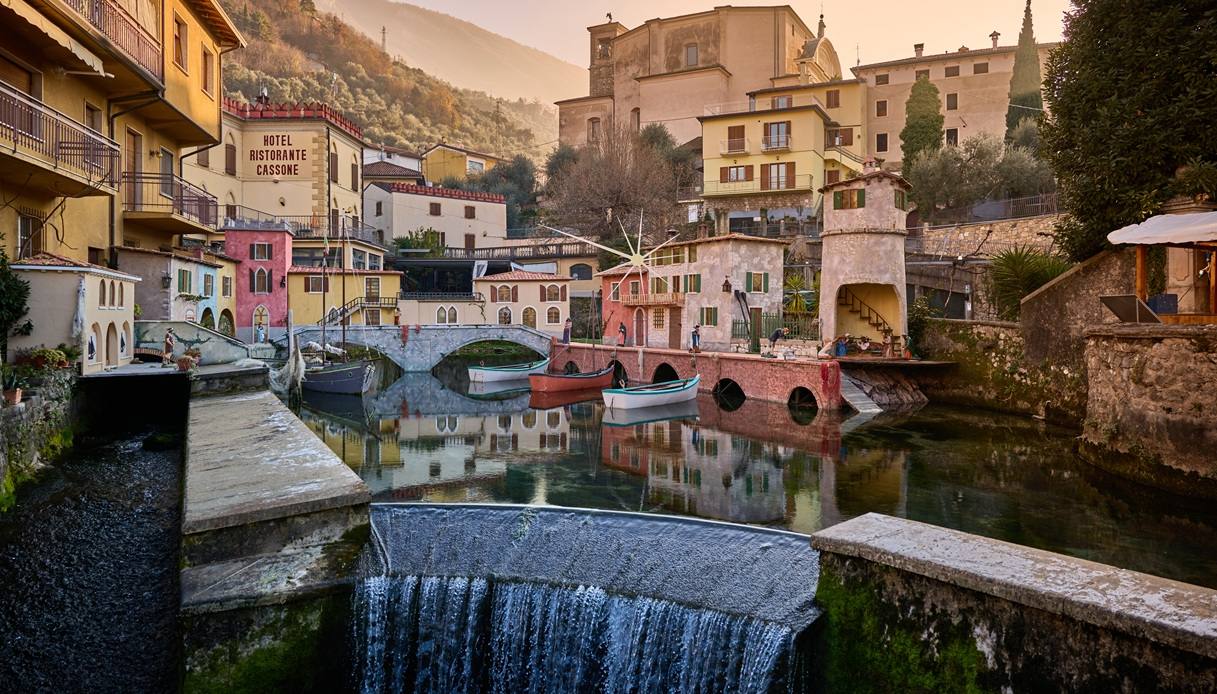 Il bellissimo presepe sul fiume Aril a Malcesine