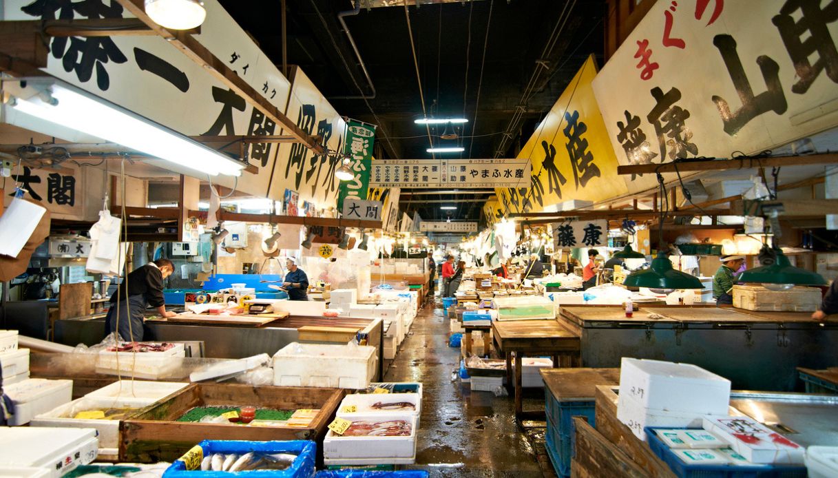 Interno del Mercato Tsukiji a Tokyo
