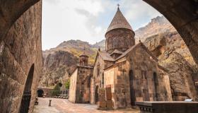 Geghard, il monastero scolpito nella montagna che racconta l’anima più antica dell’Armenia