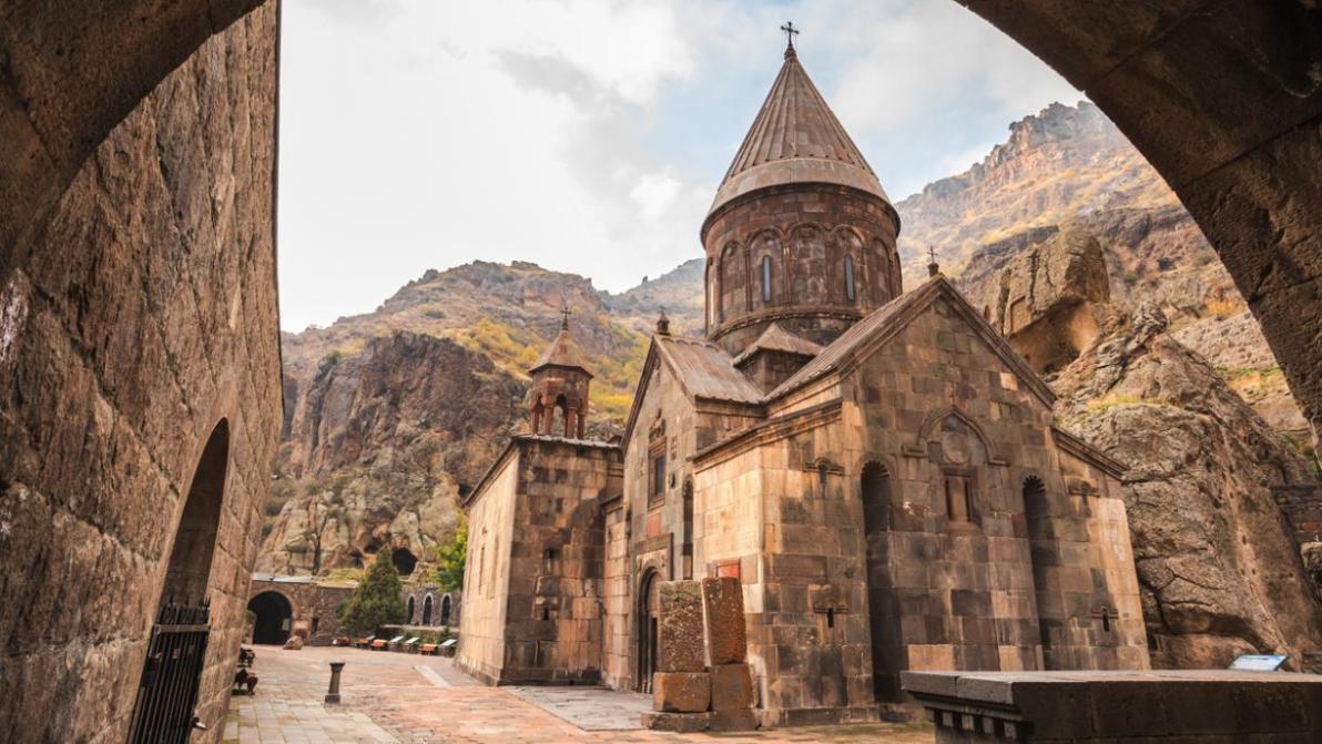 Geghard, il monastero scolpito nella montagna che racconta l’anima più antica dell’Armenia